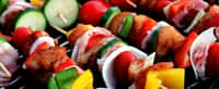 Le secret pour bien cuire des brochettes au barbecue. © Pixabay